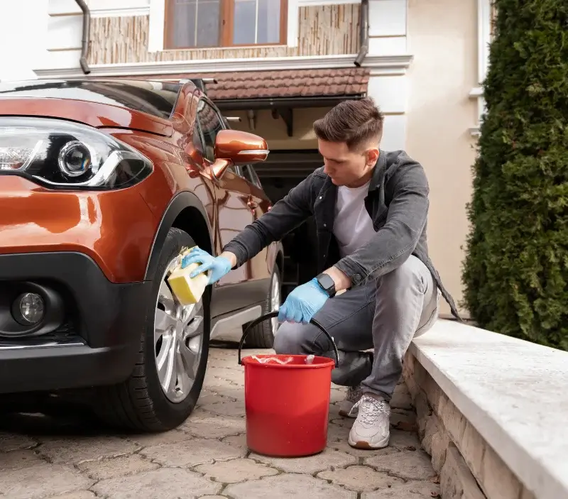 Lavage auto à domicile Moisselles : professionnel intervenant sur un véhicule